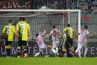 L'attaquant nyonnais Christian Gomis #23 marque le 1:1 au gardien valaisan Timothy Fayulu, lors de la rencontre de football de Challenge League entre FC Sion et FC Stade Nyonnais ce mardi 12 decembre 2023 au stade de Tourbillon a Sion.